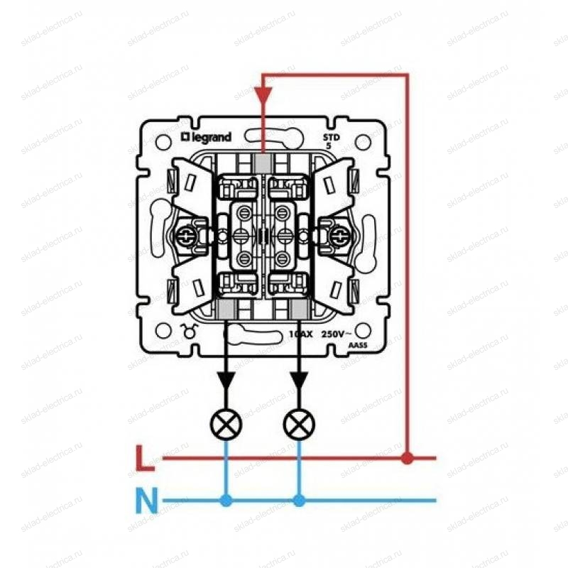 Соединение двух выключателей. Двухклавишный переключатель Legrand Valena схема. Проходной 2х клавишный выключатель Legrand с подсветкой схема. Проходной переключатель двухклавишный схема подключения. Проходной двухклавишный выключатель Легранд схема.